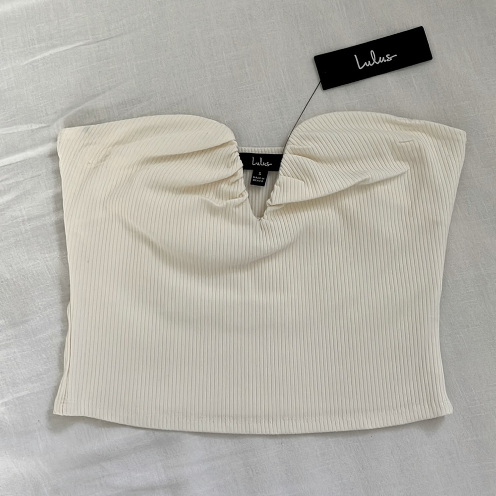 NWT Lulu’s cropped tube top with metal V on front.
